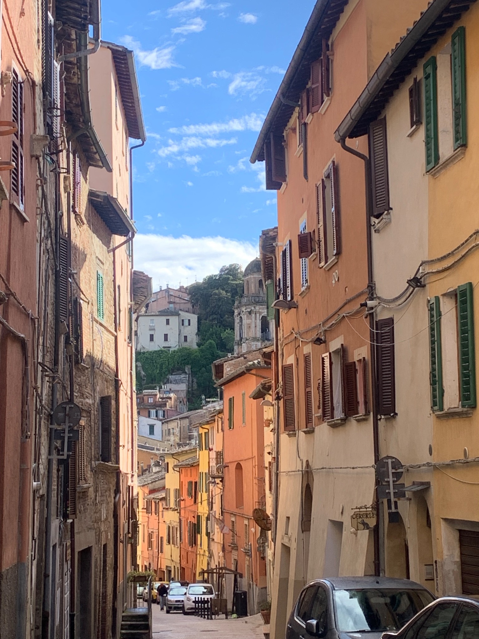 Rue aux façades colorées à Pérouse